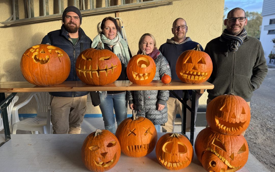 Kürbisschnitzen mit Bürgermeisterkandidatin Nicole Dein in Altenhaßlau
