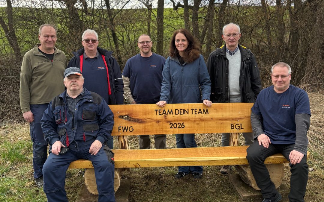 Bürgerliste Linsengericht stiftet und weiht neue Ruhebank am Radweg an der Kreisstraße nach Großenhausen ein.