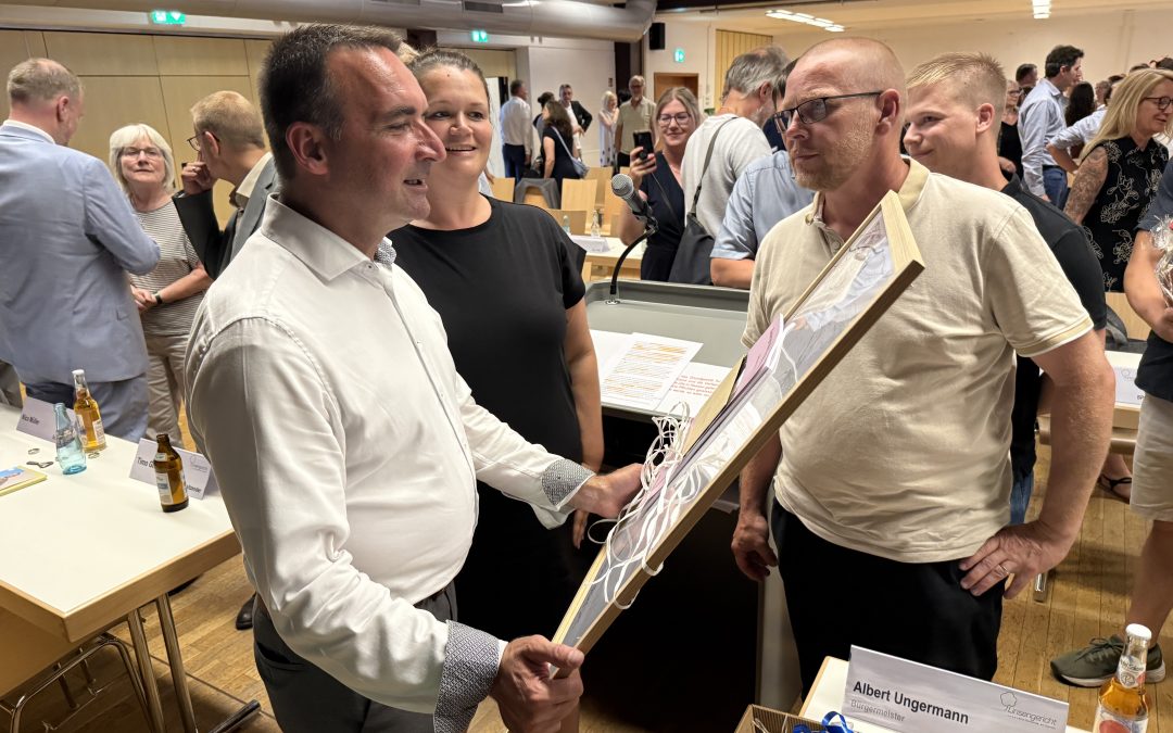 Bürgerliste überreicht Geschenk an neuen Bürgermeister Markus Betz